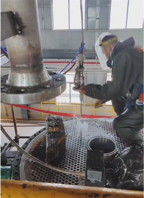 釜顶冷凝器清洗前后